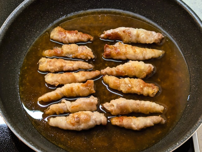 豚肉ロールに調味料を入れる