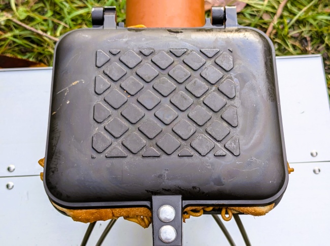 焼きそばパンを挟んだホットサンドメーカー