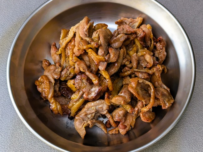 醤油たれがきいた親鳥焼肉