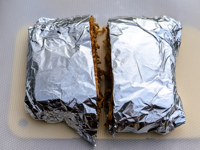 焼きそばパンのホットサンドを半分に切る