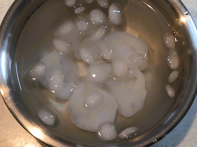 氷水でわらび餅を冷やす