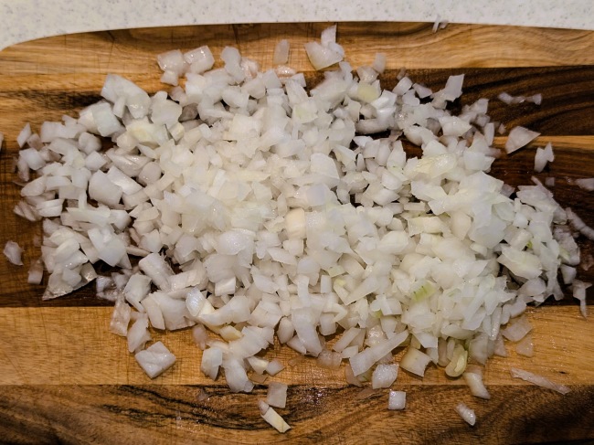 つけたれの玉ねぎをみじん切りにする