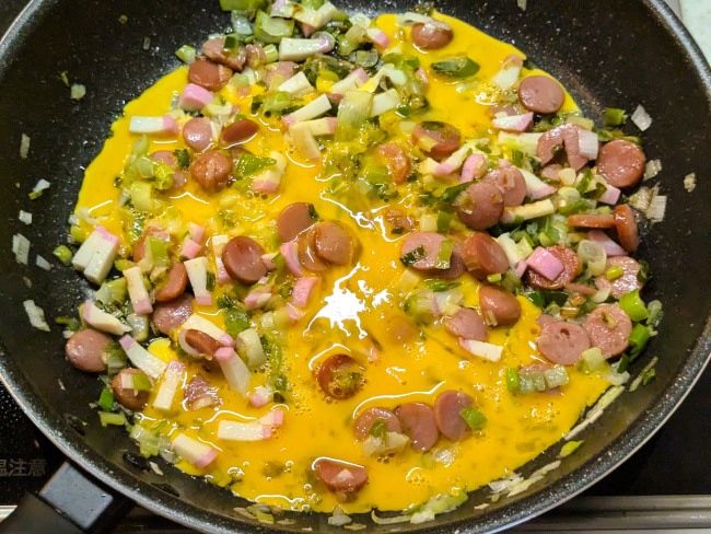 鶏油トマトチャーハンの卵を入れる