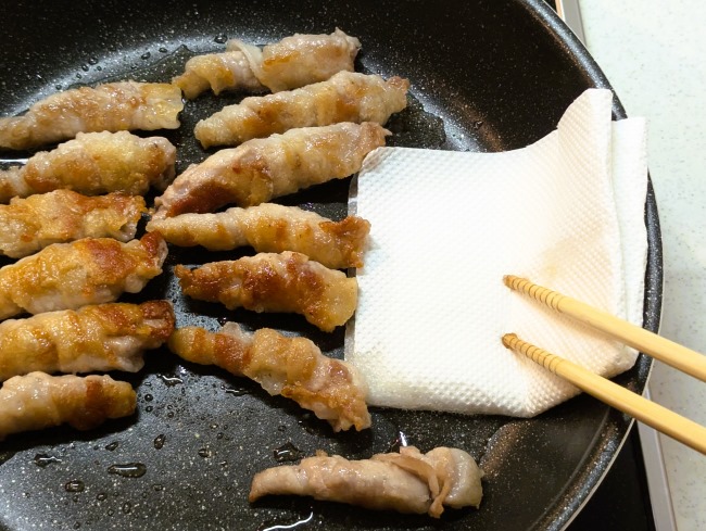 豚肉から出た余分な油を拭き取る