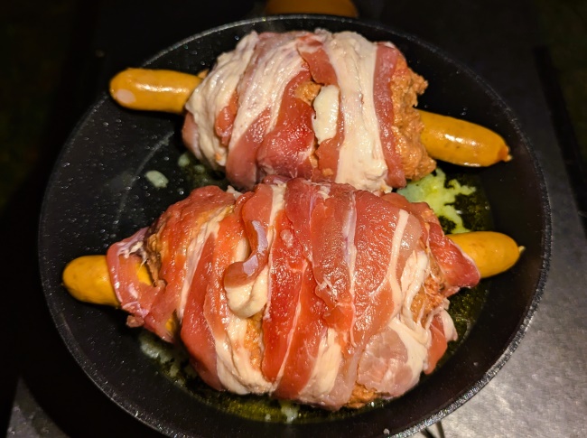 スキレットにマンガ肉を入れて焼く