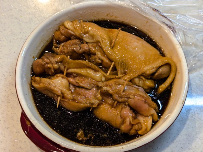 電子レンジで鶏チャーシューを加熱する