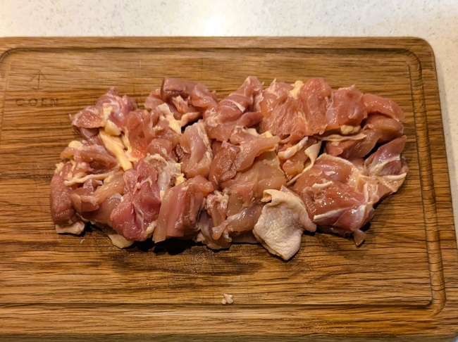 鶏肉を一口大に切る