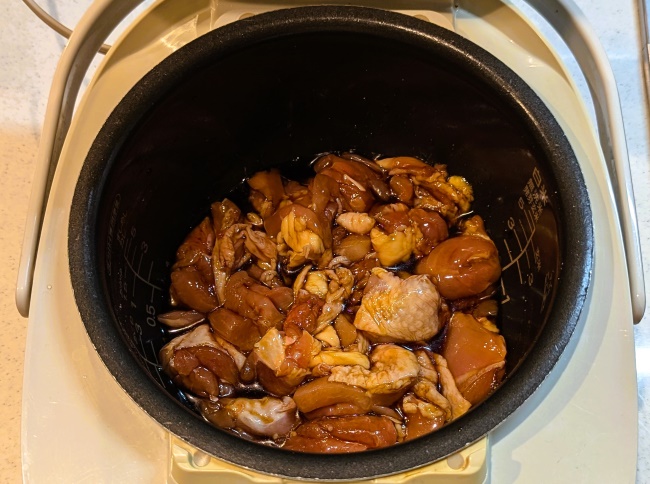 鶏肉のはちみつ煮の材料が入った炊飯器