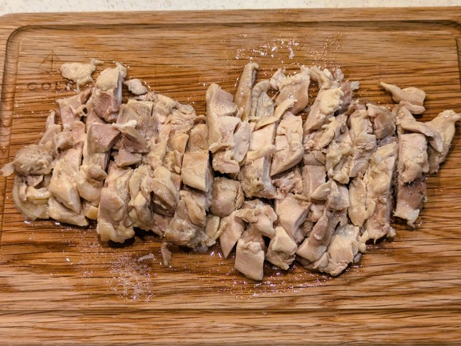 カオマンガイの鶏肉を切る