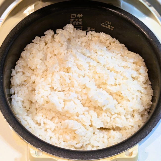 炊飯器で炊けたカオマンガイのごはん