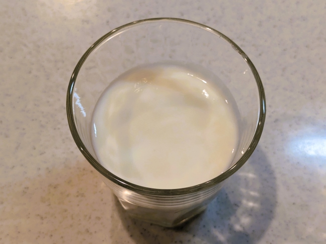 ヨーグルトと牛乳と砂糖を混ぜてラッシー