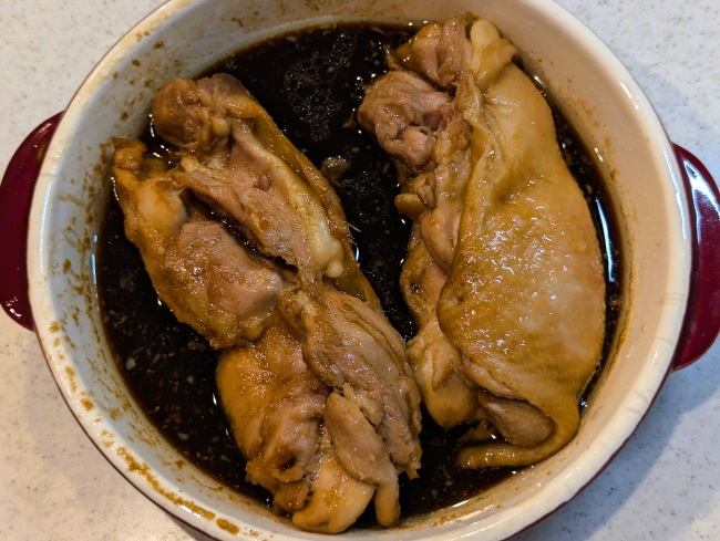 電子レンジで鶏チャーシューが加熱し終わり爪楊枝を取る