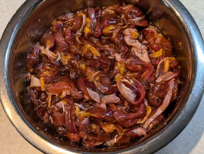 親鳥を漬けたれに入れ揉みこむ