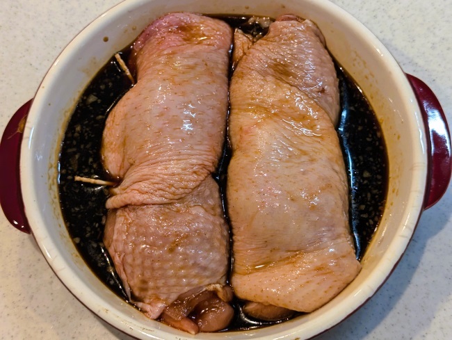 電子レンジに入れる前の鶏肉に調味料をしみ込ませる