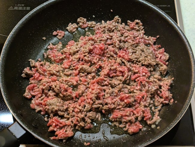 タコライスのミンチを炒める