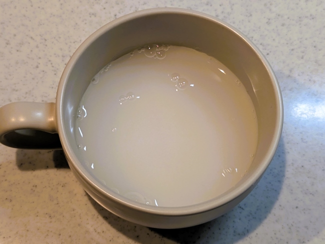 耐熱容器にわらび餅の材料えお入れて混ぜる