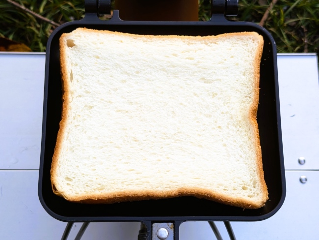 ホットサンドメーカーに食パンをのせる