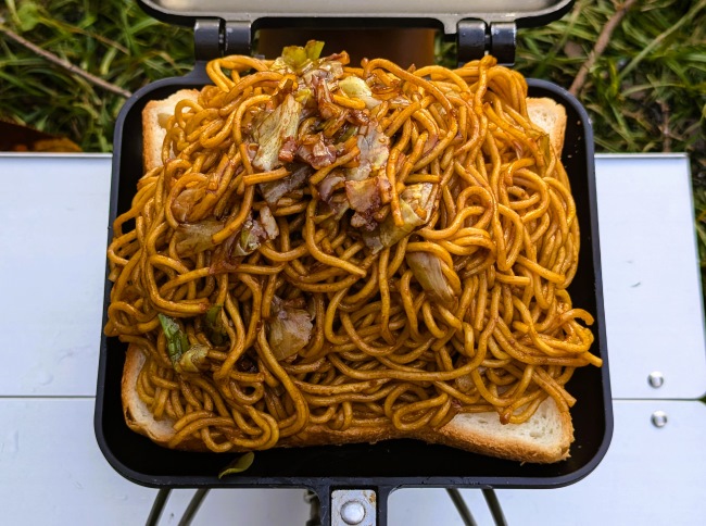 食パンの上にのせた焼きそばUFO