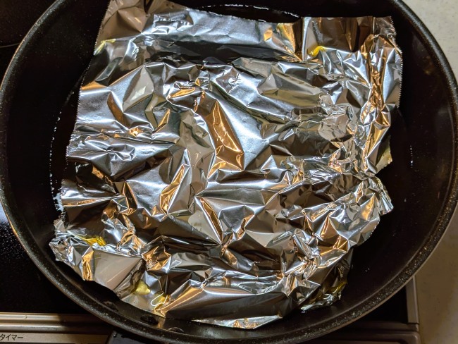 豚肉ロールチャーシューを落とし蓋をして煮る