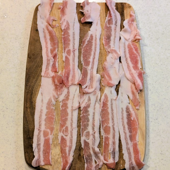 豚肉をまな板に広げる