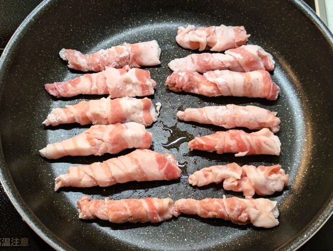 フライパンに巻いた豚肉を並べる