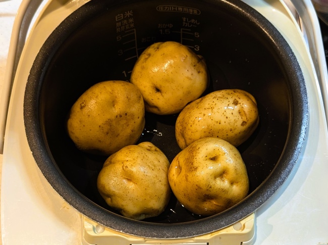 炊飯器にじゃがいもと水を入れて炊飯する