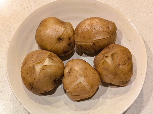 炊飯器で蒸し上がったホクホクのじゃがいも