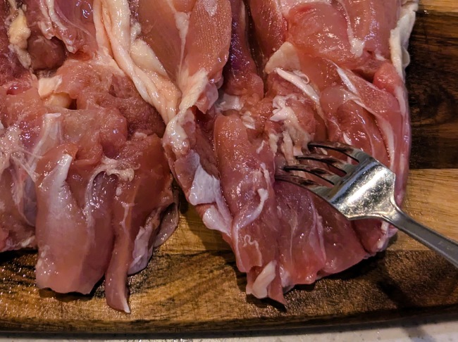 鶏肉にフォークで穴を開ける