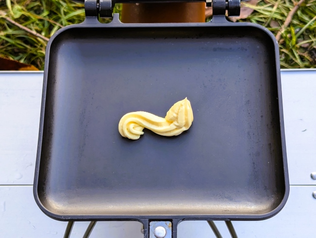 ホットサンドメーカーにバターを出す