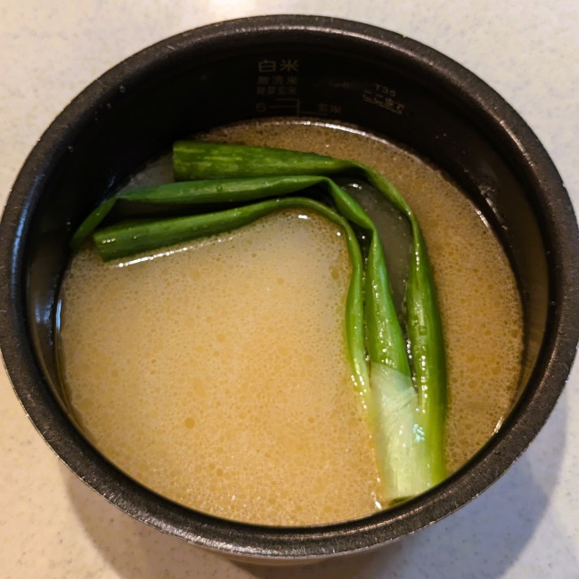 炊飯器でカオマンガイ用の青ネギを入れる