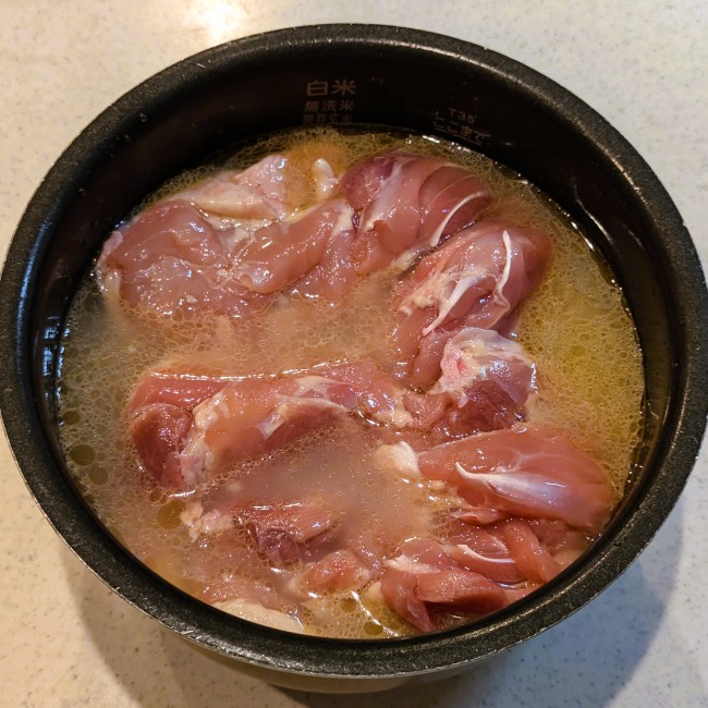 炊飯器でカオマンガイ用の鶏肉を入れる