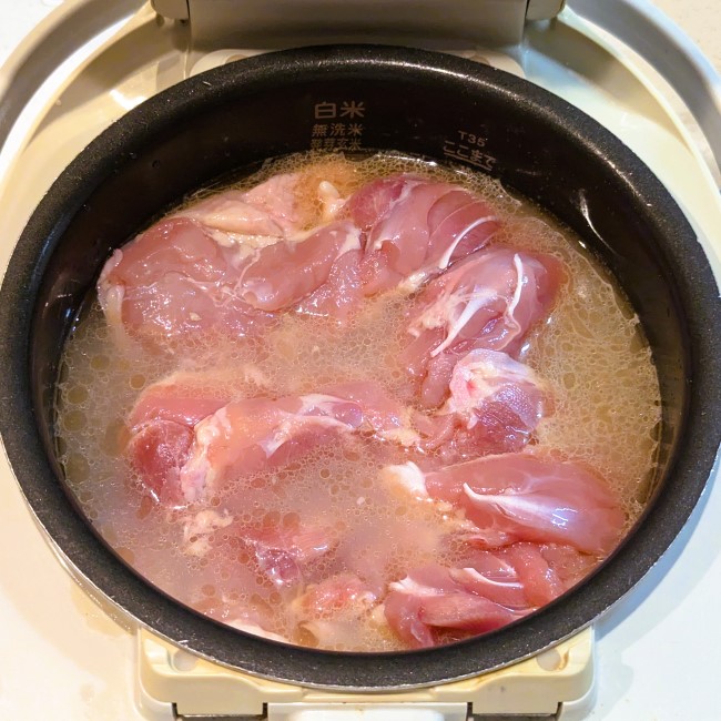 炊飯器にカオマンガイの材料を入れて炊飯する