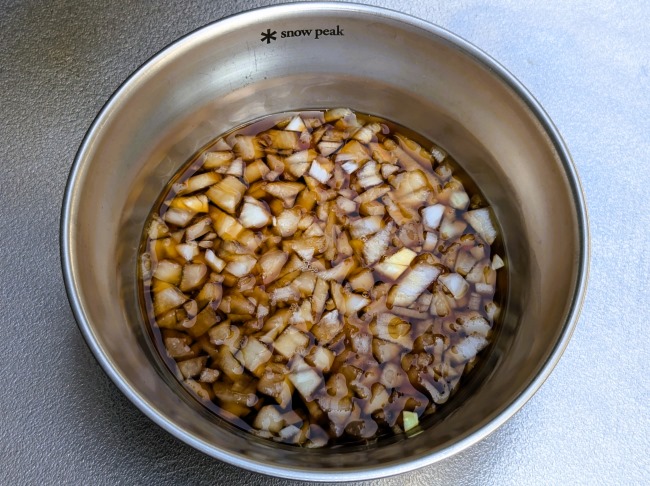 玉ねぎがいっぱい入った親鳥のさっぱり酢醤油タレ