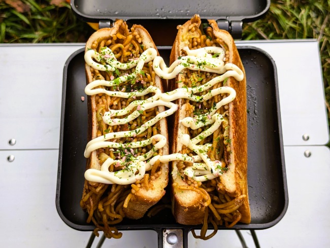 濃厚なソースが美味しい焼きそばUFOのホットサンド