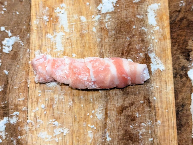豚肉を巻いて肉の塊にする