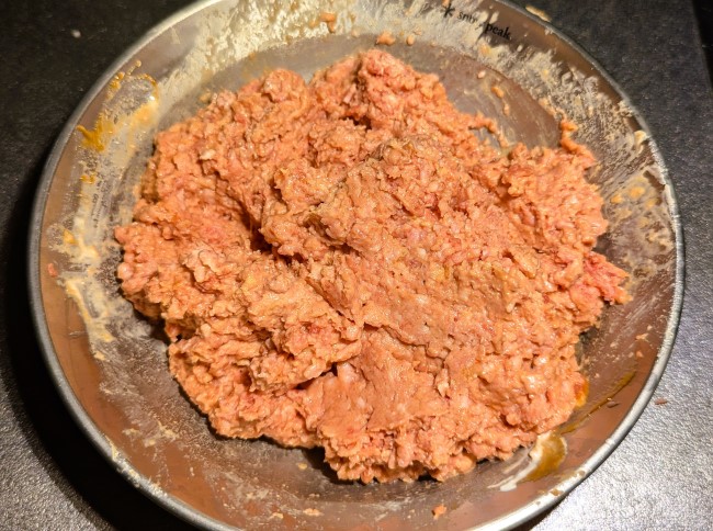 マンガ肉のお肉をこねる