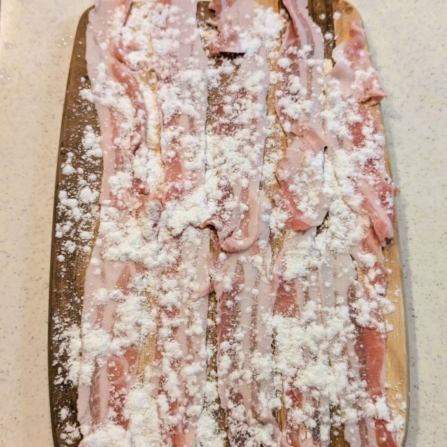 広げた豚肉に片栗粉をまぶす