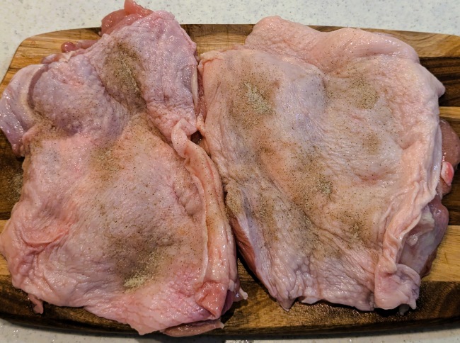 鶏肉に塩コショウを振り下味を付ける