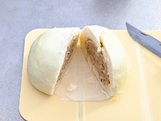 市販の肉まんを半分に切る