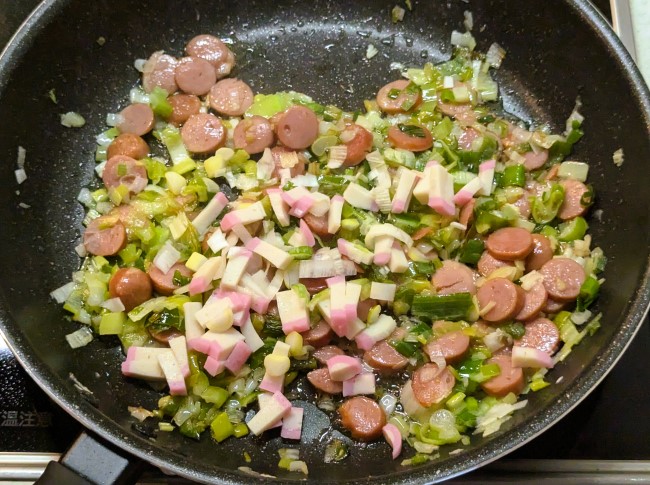 鶏油トマトチャーハンの具材を炒める