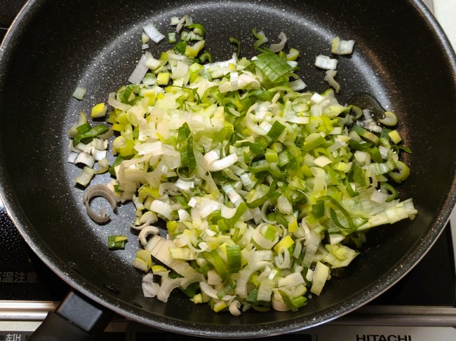 鶏油トマトチャーハンの鶏油と長ネギを炒める