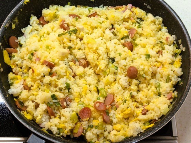 鶏油トマトチャーハンを炒める