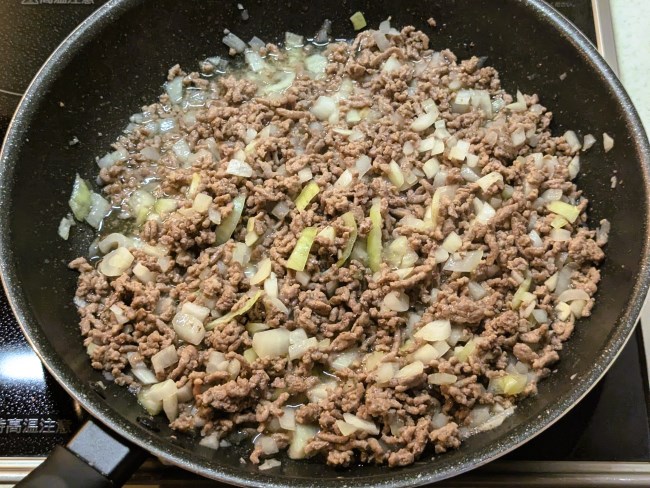 タコライスのミンチと玉ねぎを炒める