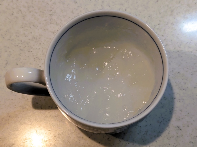 わらび餅の材料を電子レンジで加熱し混ぜる