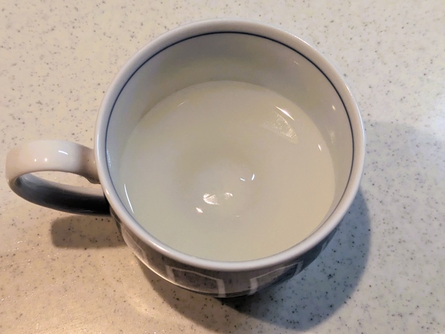 わらび餅の材料を電子レンジで加熱する