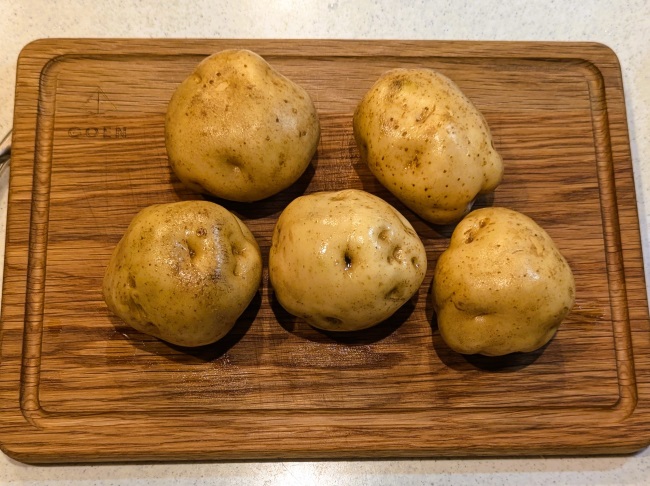 じゃがいもを洗い十字に切れ目を入れる