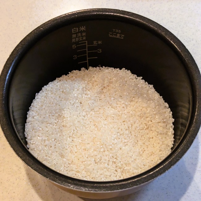 炊飯釜に白米を研ぐ