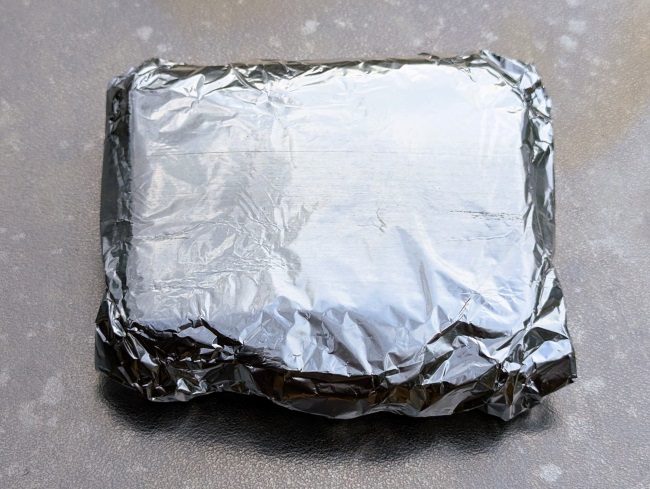 焼きそばパンをアルミ箔で包んだ