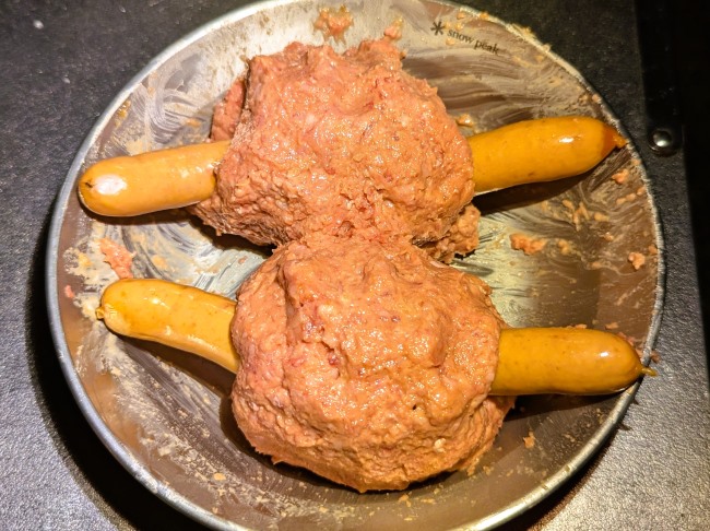 ミンチを丸めウィンナーをさす