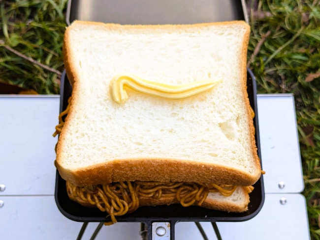 焼きそばを挟んだパン